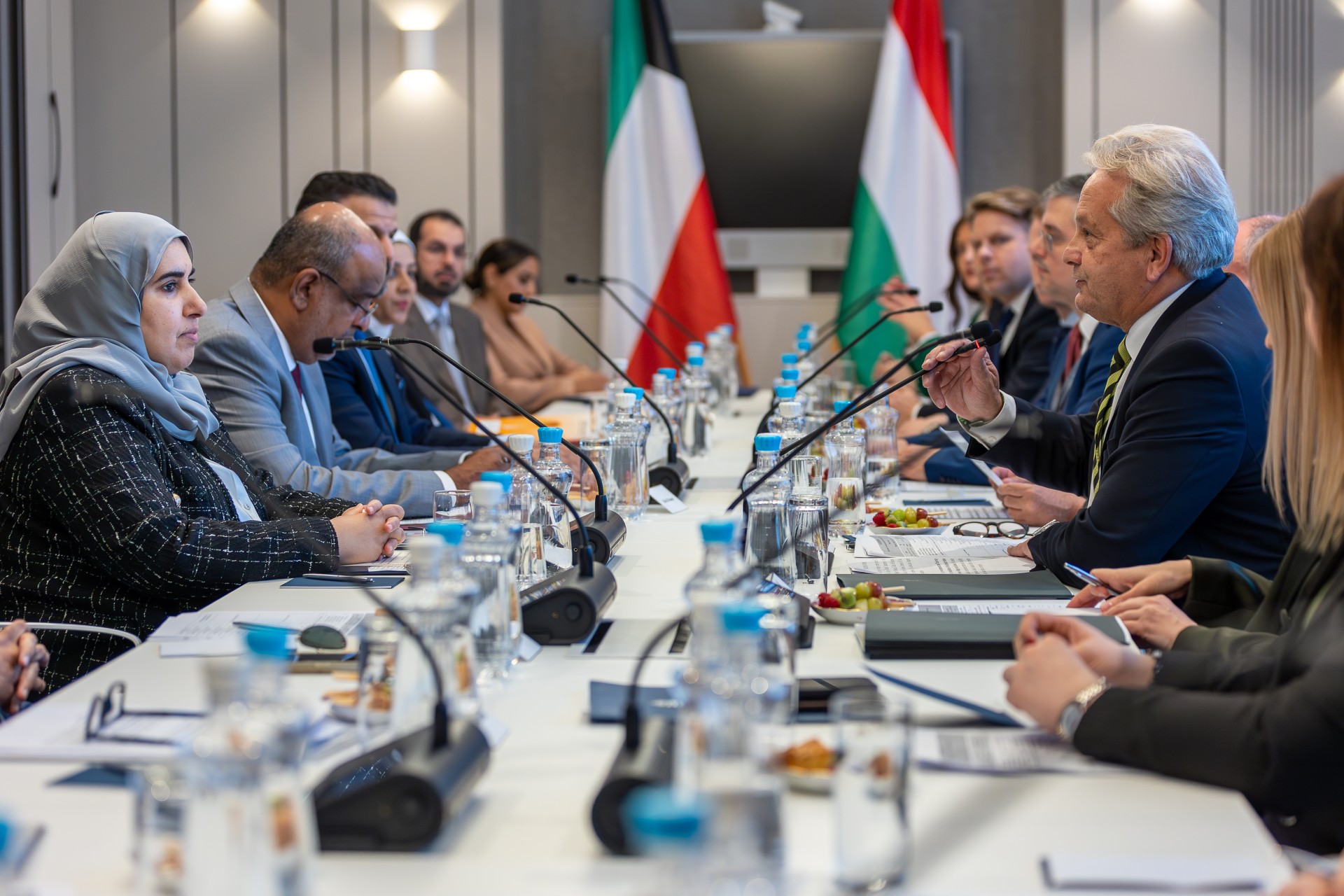 وكيل وزارة المالية أسيل المنيفي ونائب وزير الدفاع الهنغاري تماش فارجا أثناء التوقيع على محضر اجتماع الدورة الخامسة للجنة الكويتية الهنغارية المشتركة