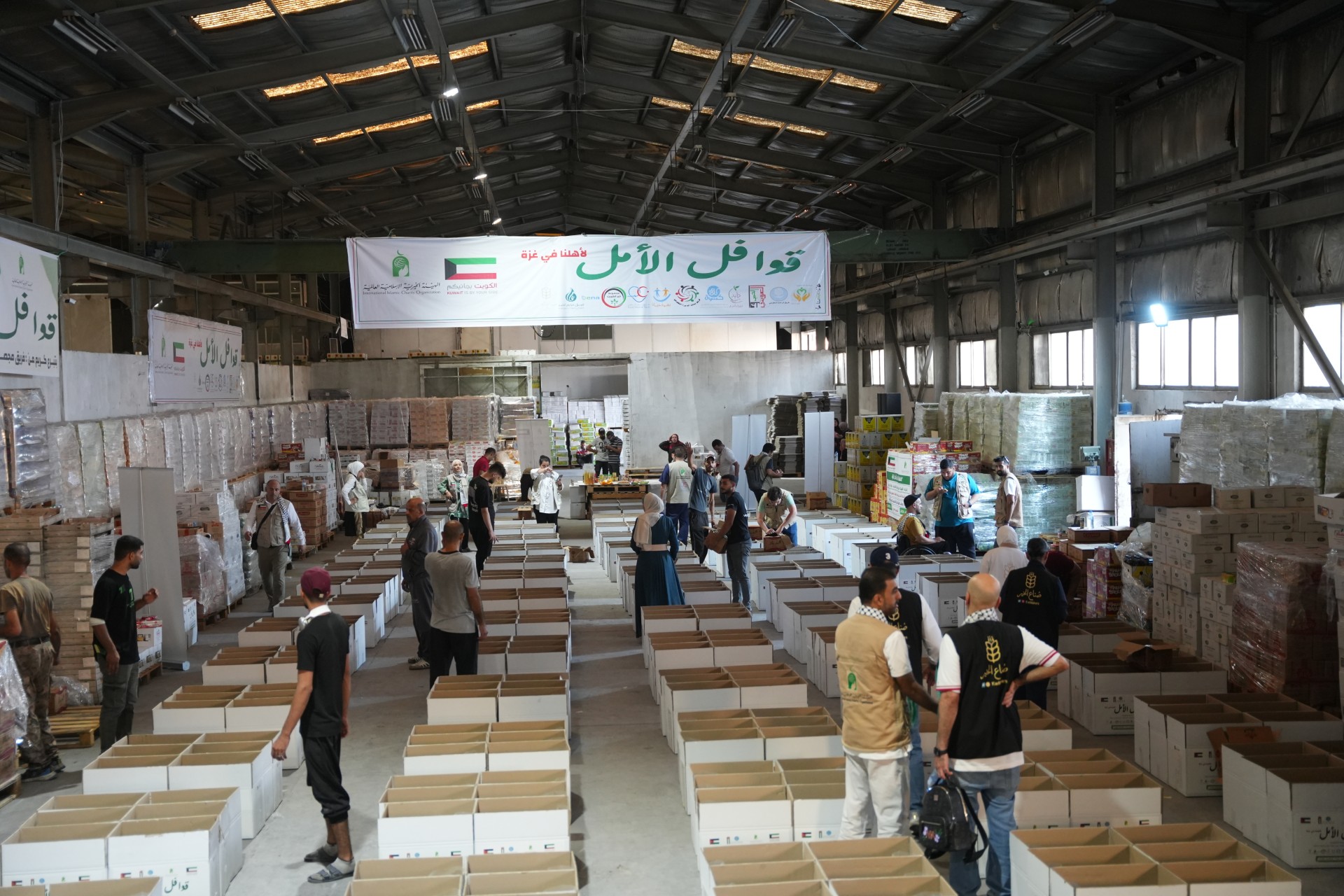 الفرق التطوعية الكويتية في مستودعات الهيئة الخيرية الأردنية الهاشمية لتجهيز الطرود الاغاثية