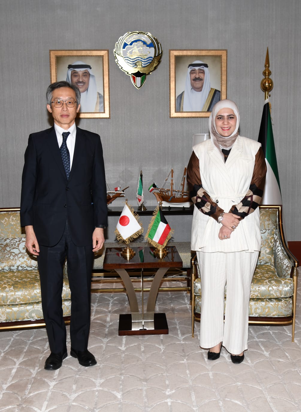 وزيرة المالية نورة الفصام وسفير اليابان لدى البلاد مورينو ياسوناري