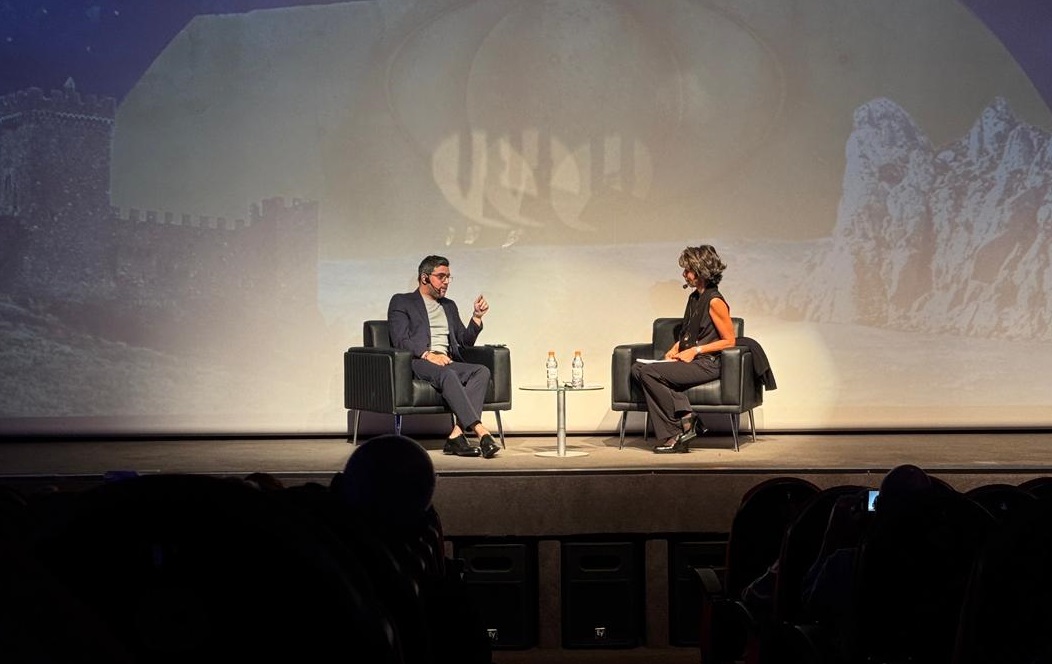 الروائي الكويتي سعود السنعوسي مع المحاورة امواج ابو حمده