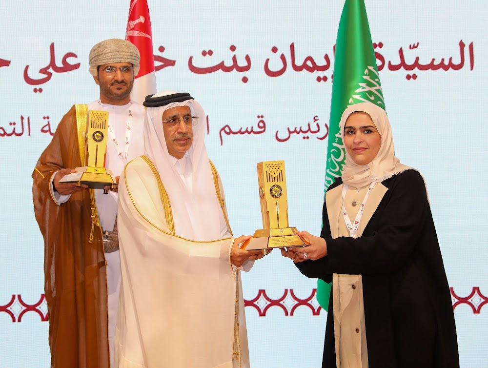 رئيس قسم الجدول بمحكمة التمييز الكويتية ايمان الحاي خلال تكريمها في الدوحة