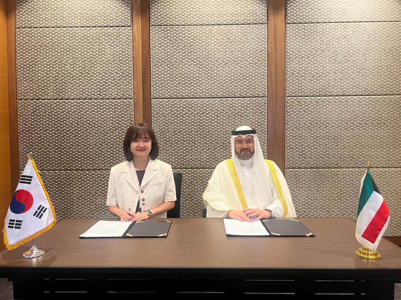 Chief of Directorate General Sheikh Hamoud Al-Sabah with the civil aviation official in Korea