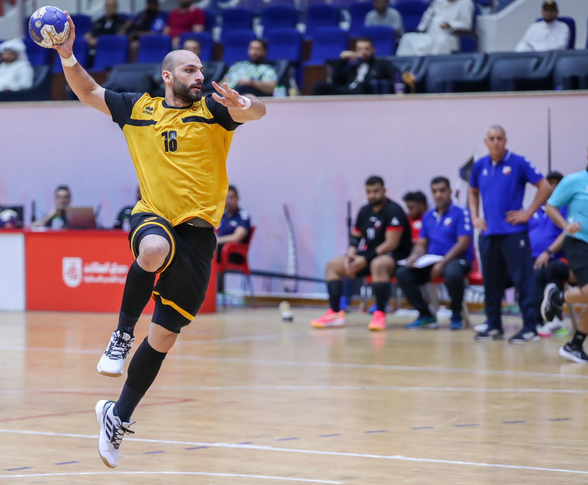 لاعب القادسية يقوم برمية قوية بمرمى خيطان