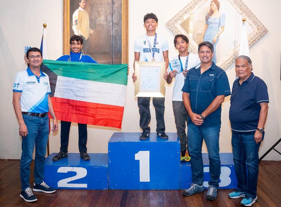 Le joueur de l'équipe nationale koweïtienne de pentathlon moderne, Abdelaziz Al-Otaibi, sur le podium