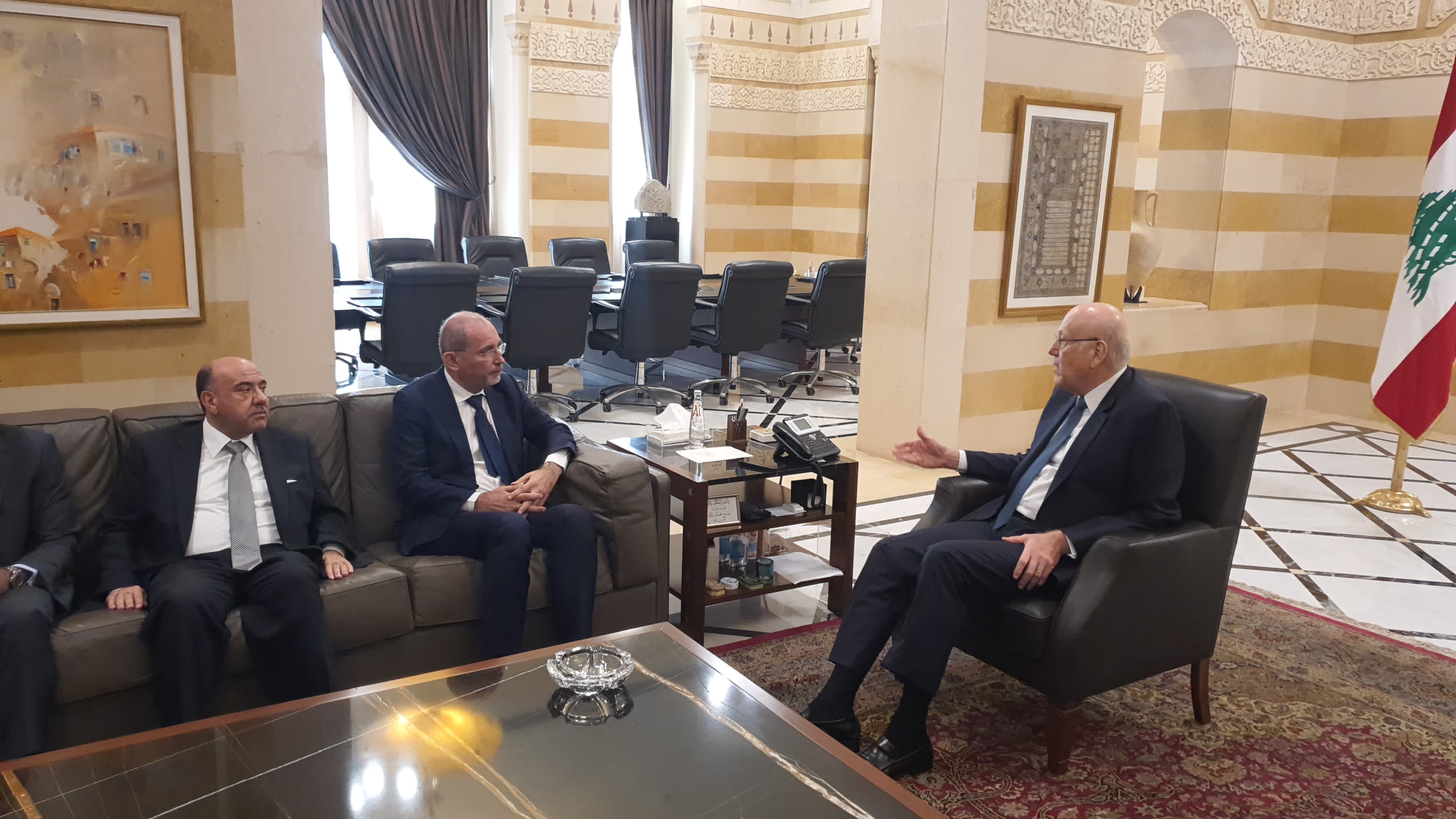 رئيس الحكومة اللبناني نجيب ميقاتي خلال استقباله نائب رئيس الوزراء ووزير الخارجية الاردني أيمن الصفدي