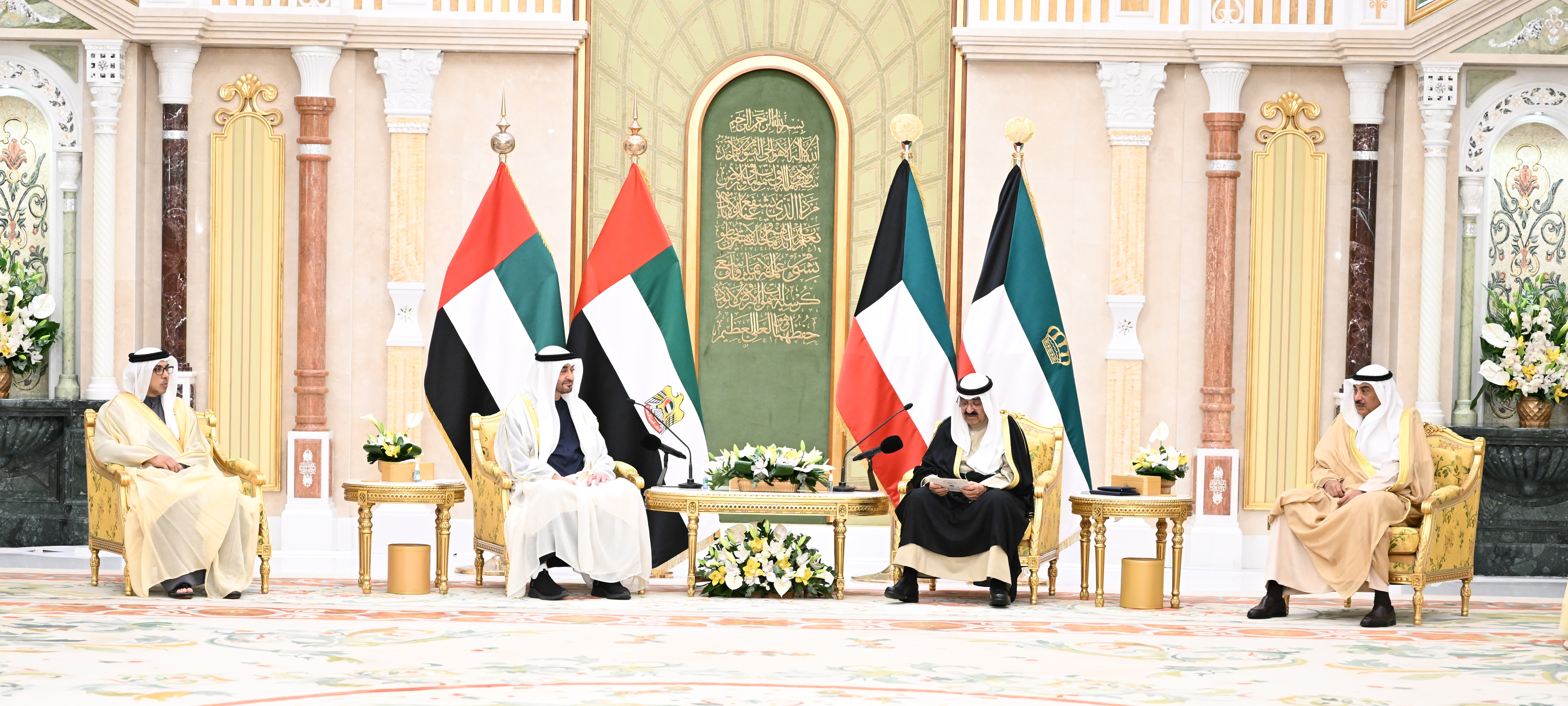 سمو أمير البلاد وسمو الشيخ محمد بن زايد آل نهيان رئيس دولة الإمارات خلال جلسة المباحثات