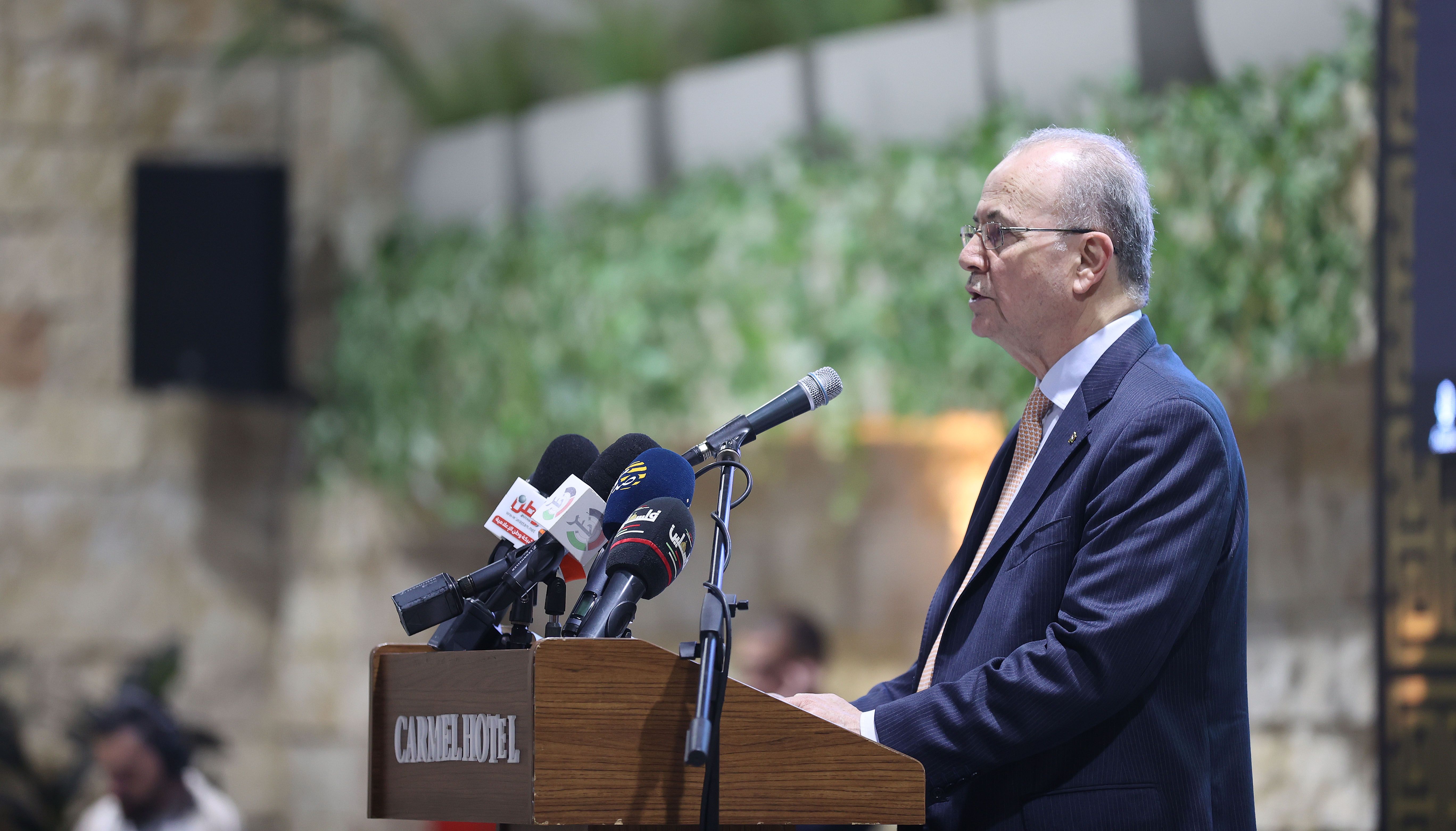 رئيس الوزراء الفلسطيني محمد مصطفى خلال القاء كلمته في مؤتمر خلال إطلاق المؤتمر الدولي الأول لتنمية الإعلام الفلسطيني