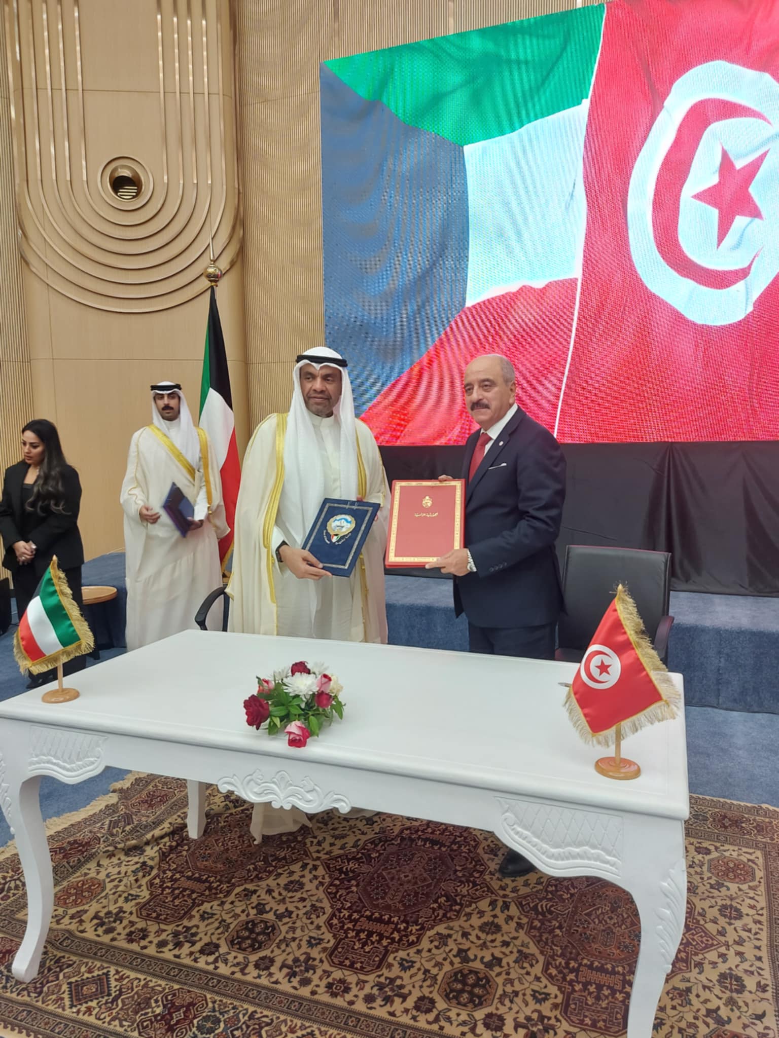 وزير الخارجية الكويتي عبد الله علي اليحيا و نظيره التونسي خلال  توقيع الاتفاقية