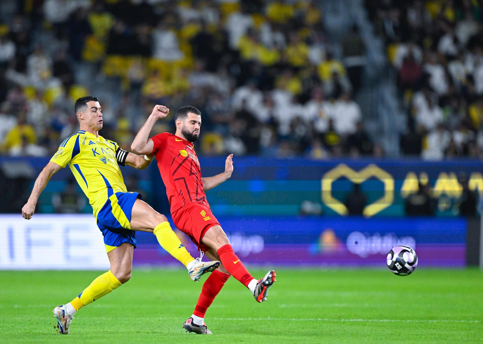 صراع على الكرة بين لاعب النصر كرستيانو رونالدو ولاعب القادسية ناتشو فرنانديز