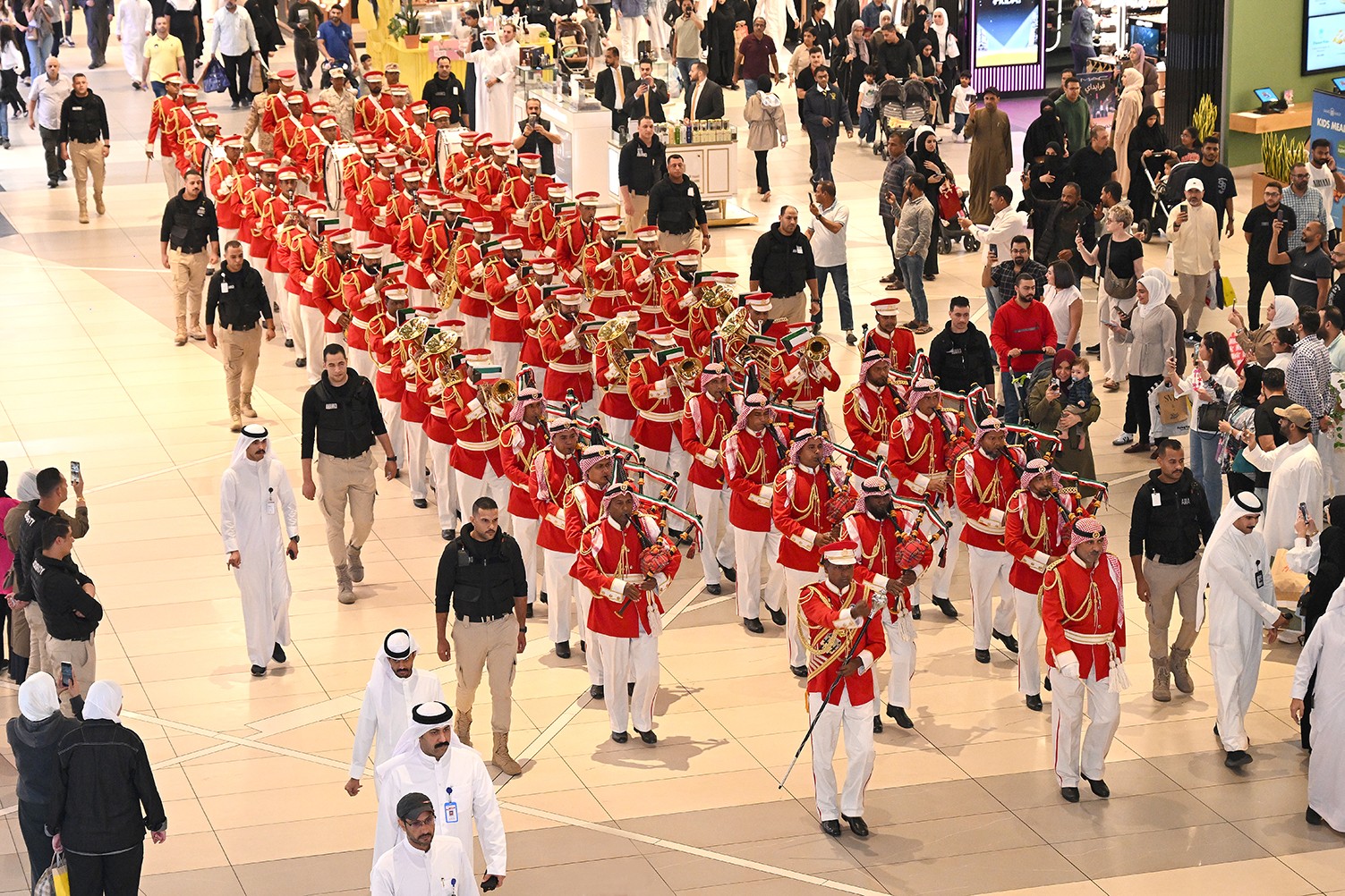 فرقة الجيش النحاسية تؤدي معزوفاتها على امتداد مجمع الافنيوز