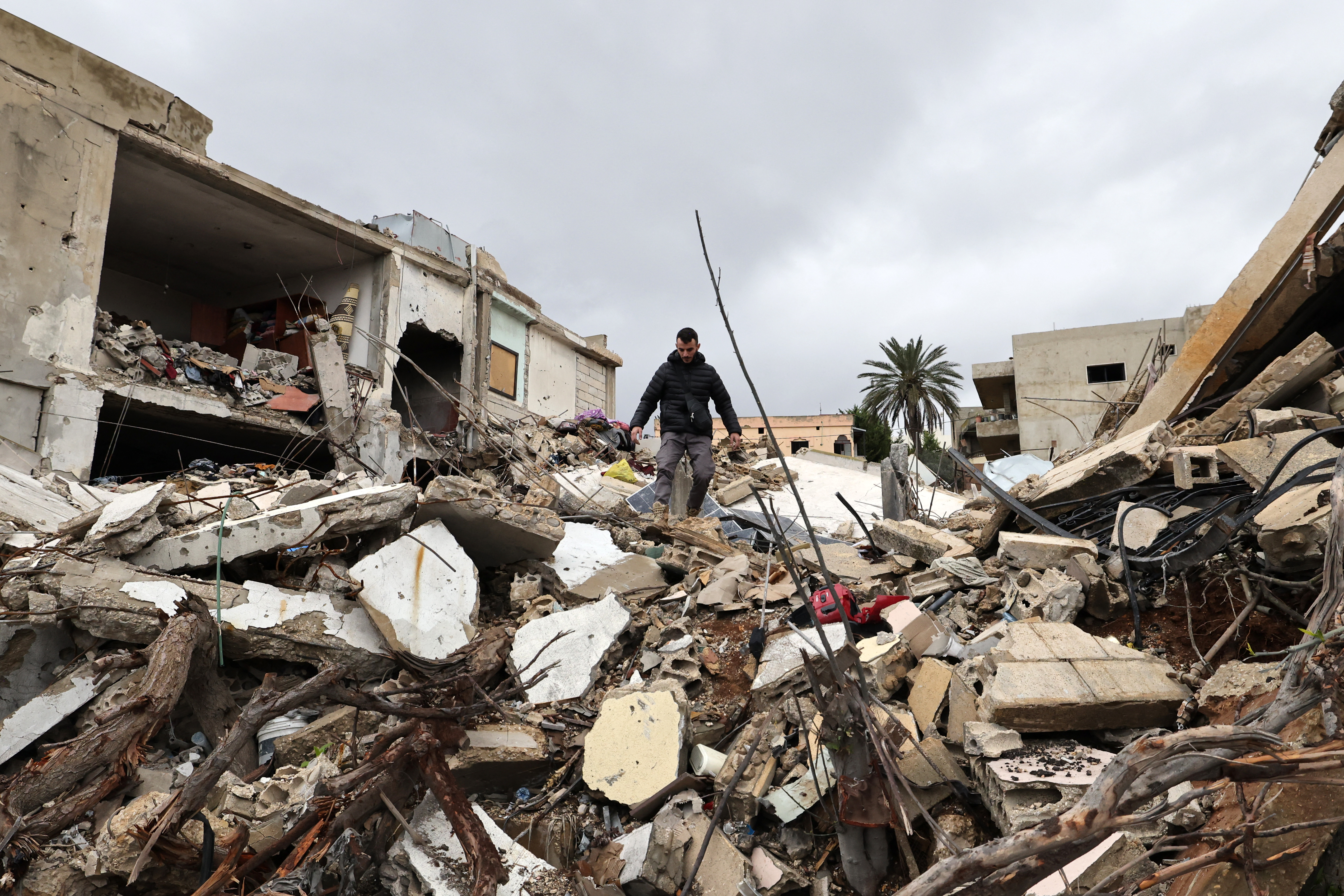 أحد السكان يسير وسط الدمار في جنوب لبنان