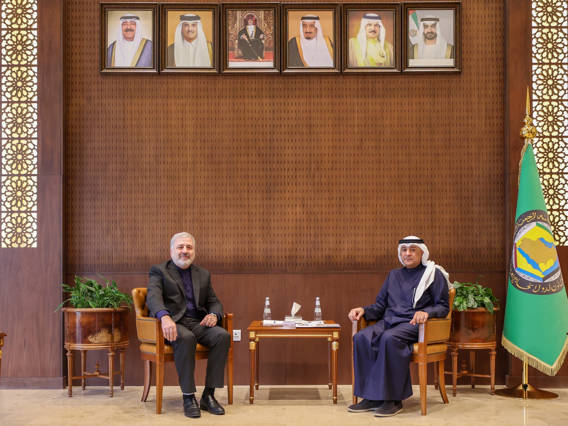 أمين مجلس التعاون يبحث مع سفير إيران لدى المملكة العلاقات الثنائية