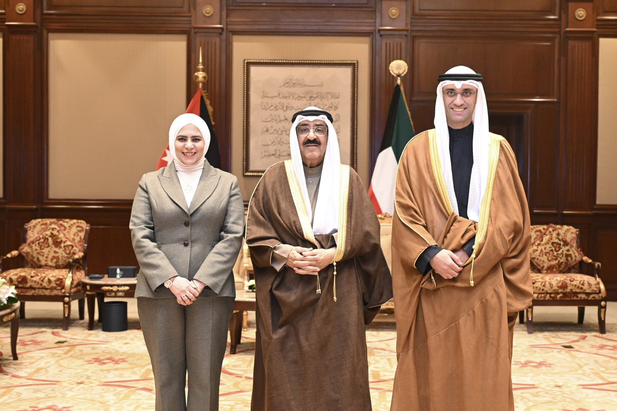 His Highness the Amir received Minister of Finance and State Minister for Economic Affairs and Investment and Managing Director of Kuwait Investment Authority