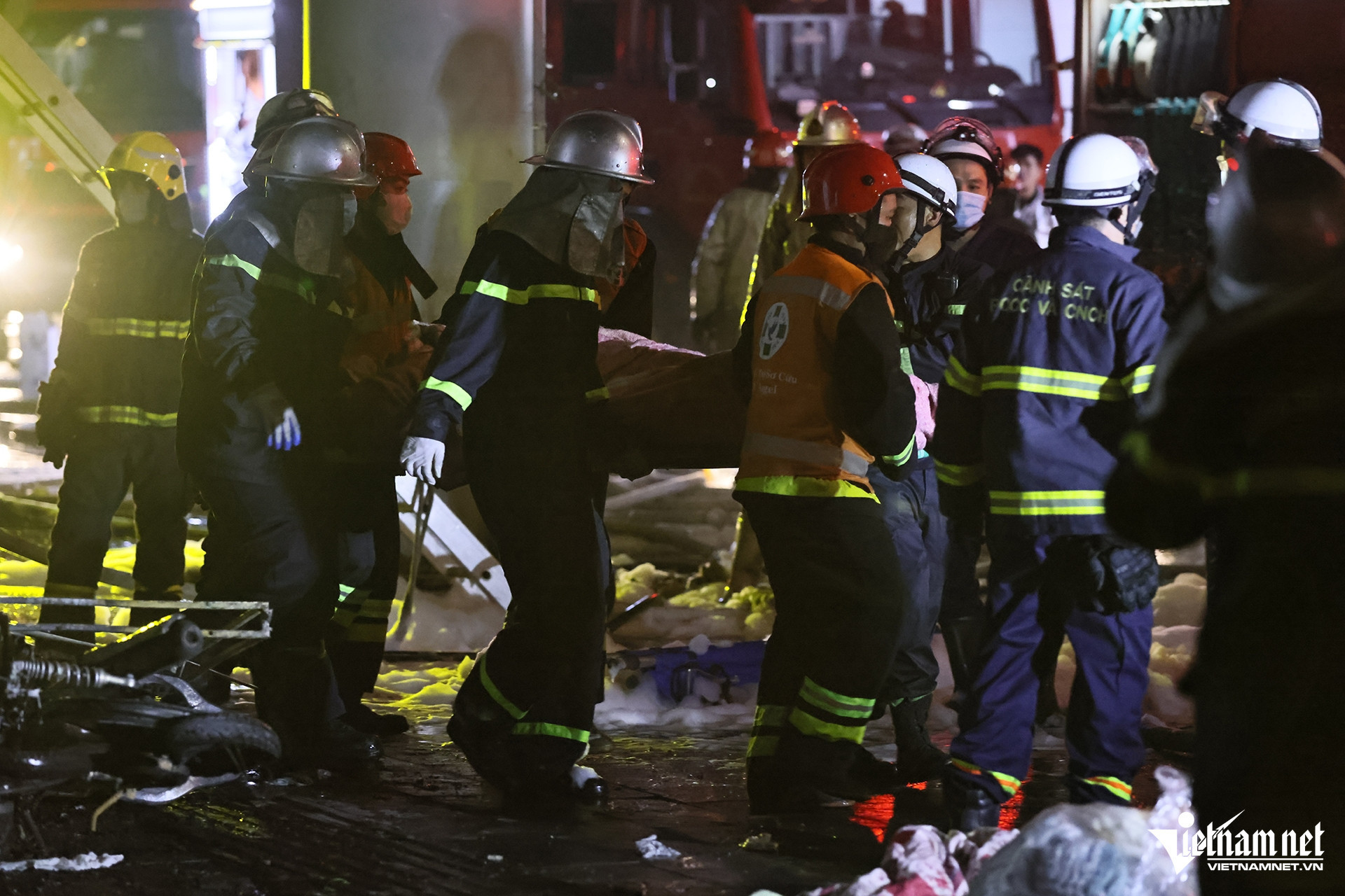 Fire broke out at a cafe in Hanoi, killing 11 people and injured two others 