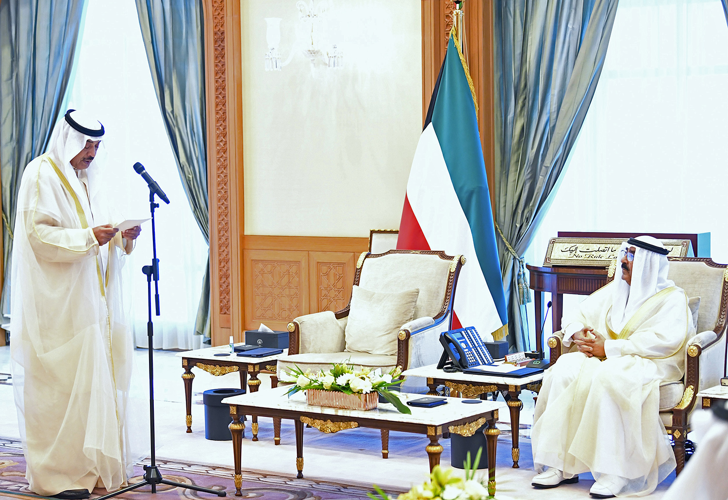 حضرة صاحب السمو أمير البلاد الشيخ مشعل الأحمد الجابر الصباح مستقبلاً سمو ولي العهد الشيخ صباح خالد الحمد المبارك الصباح لادائه اليمين الدستورية نائباً للأمير 02-06-2024