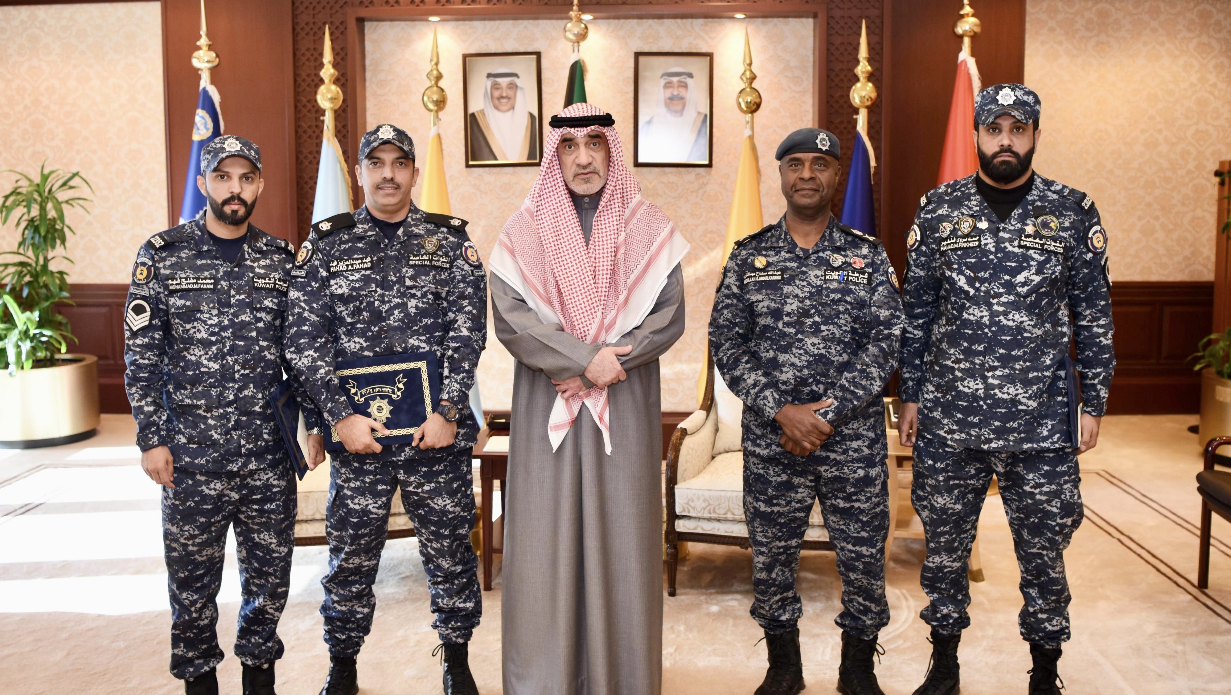 النائب الأول لرئيس مجلس الوزراء ووزير الدفاع ووزير الداخلية الشيخ فهد يوسف سعود الصباح اثناء تكريمه منتسبي وزارة الداخلية نظيرا لجهودهم في مباريات خليجي 26