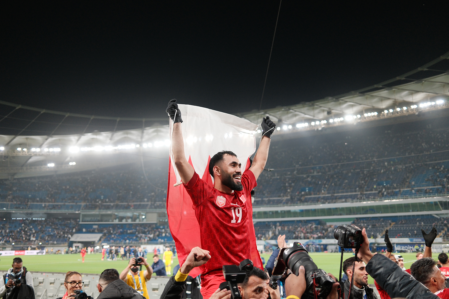 اللاعب كميل الأسود محمولا على الأكتاف