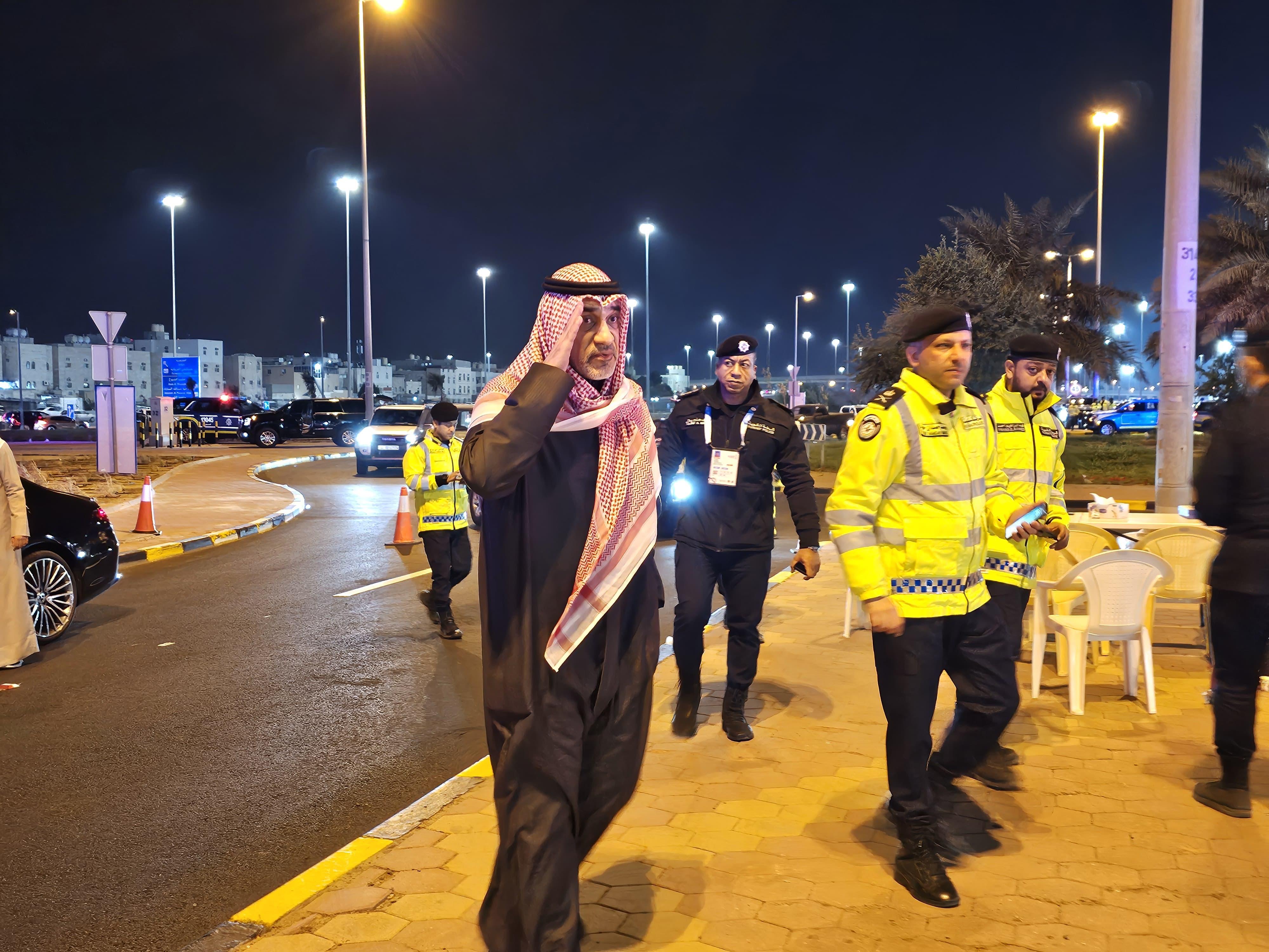 النائب الأول لرئيس مجلس الوزراء ووزير الدفاع ووزير الداخلية الشيخ فهد يوسف الصباح يطلع على الإجراءات الأمنية في محيط الاستاد وداخله بما في ذلك مداخل الجماهير ونقاط التفتيش وخطط تنظيم حركة الدخول والخروج