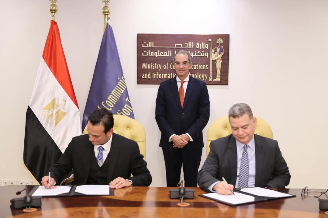 وزير الاتصالات وتكنولوجيا المعلومات الدكتور عمرو طلعت والمدير العام لمنطقة الخدمات متعددة اللغات في شركة (فاوندفر) بينيديتا ميرندا خلال توقيع الاتفاقية