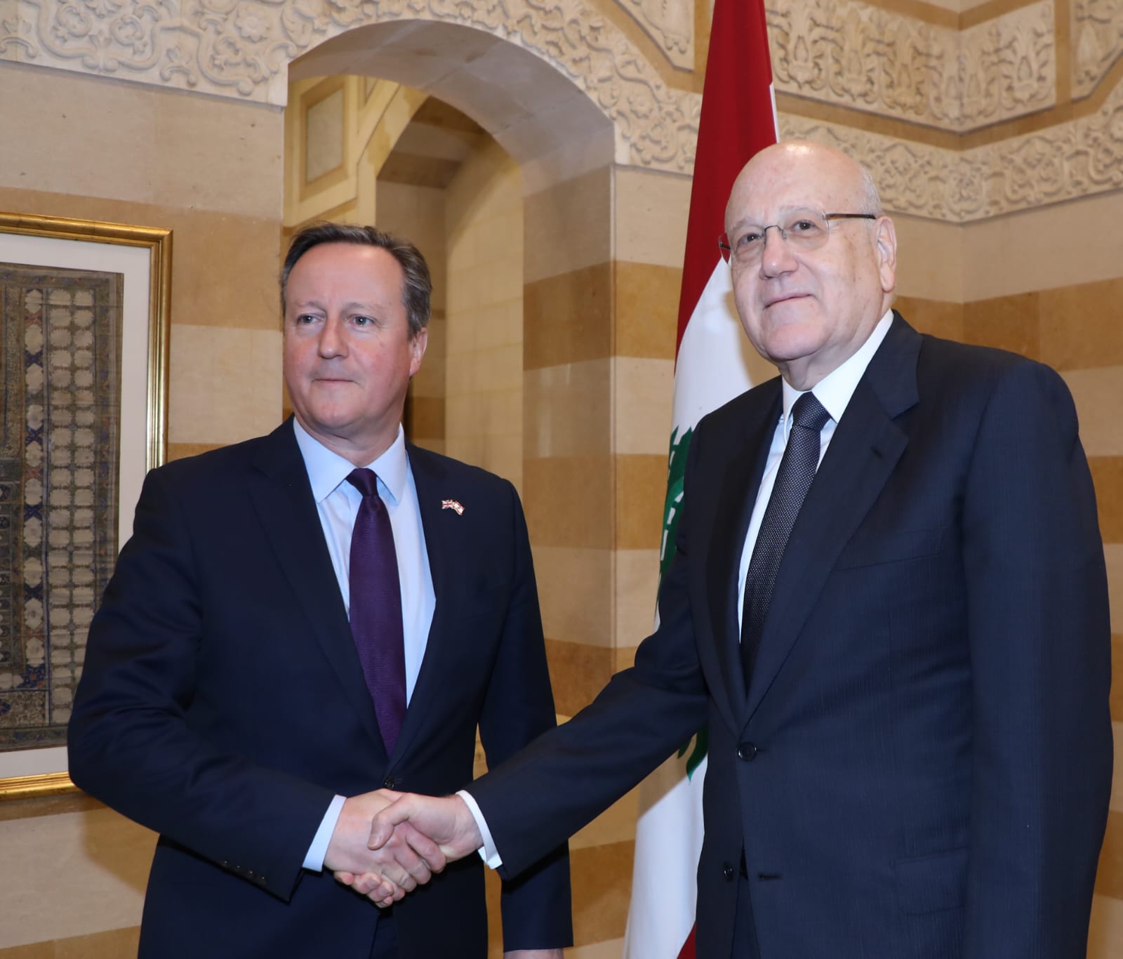 رئيس حكومة تصريف الأعمال اللبنانية نجيب ميقاتي مع وزير خارجية بريطانيا دايفيد كاميرون