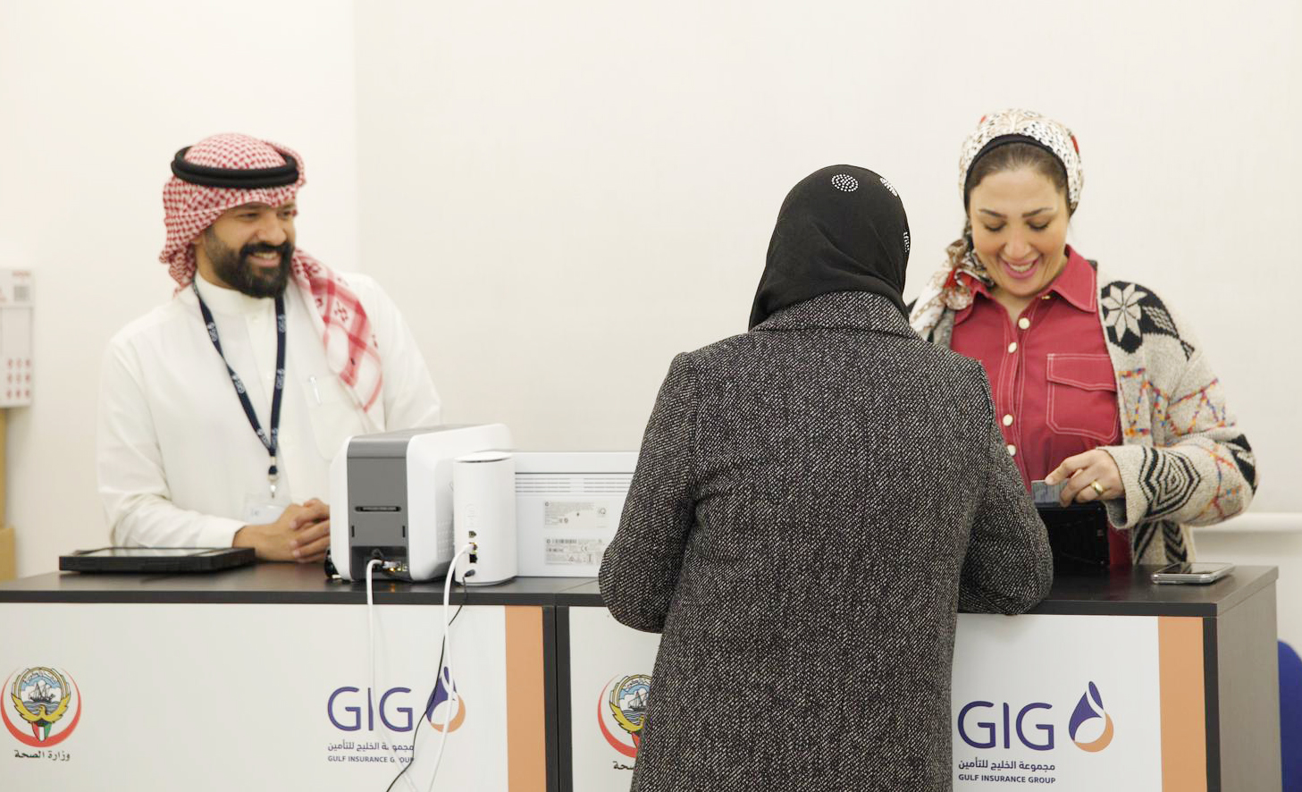 جانب من عملية توزيع بطاقات التأمين الصحي (عافية)