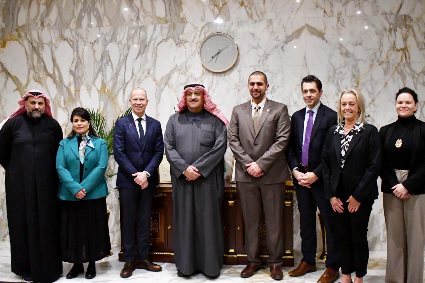 وزير الصحة الدكتور أحمد العوضي مع وفد الكلية الملكية الكندية العالمية