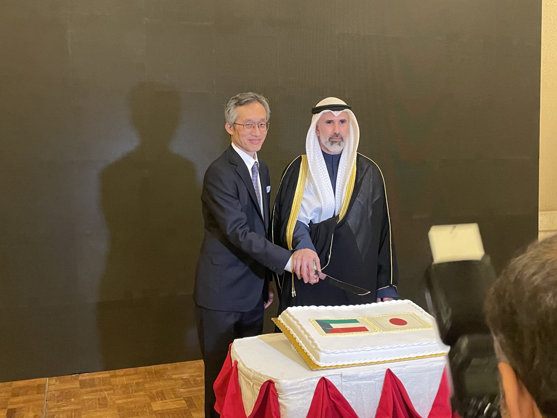 Deputy Minister of Foreign Affairs and Japanese Ambassador at the cake-cutting ceremony