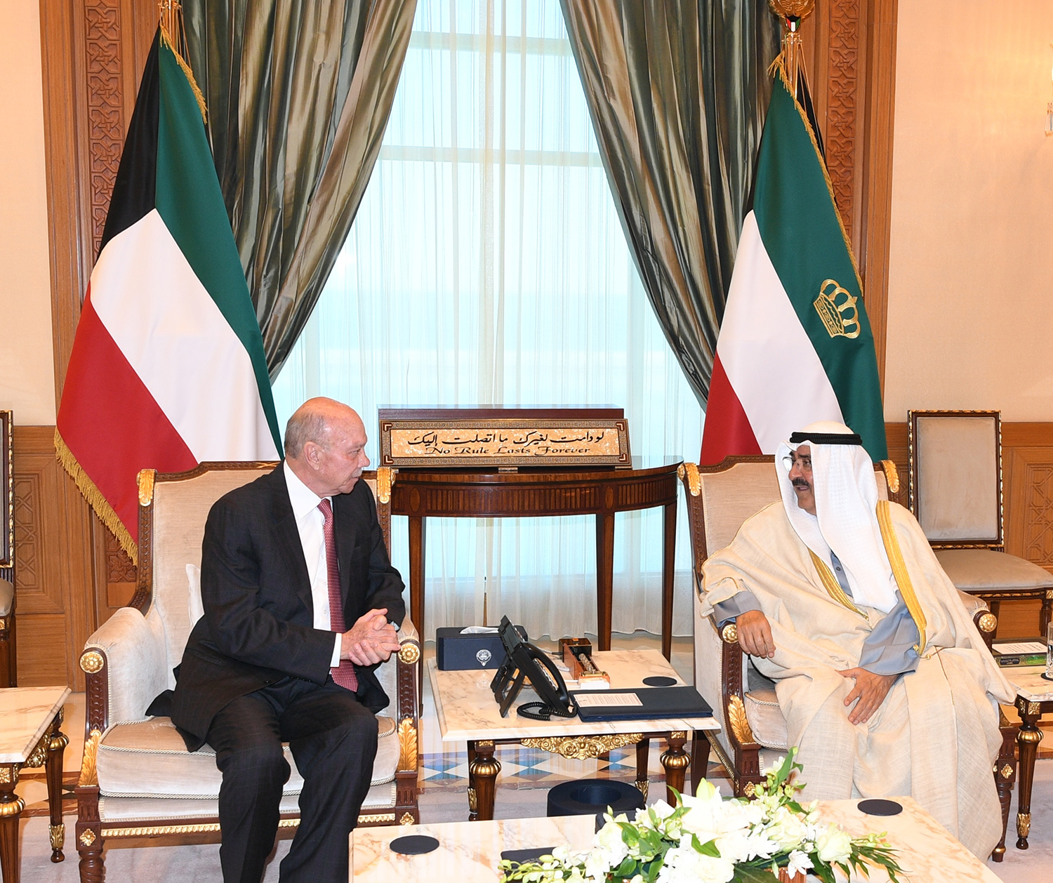 Kuwait Amir receives visiting chairman of Jordanian senate