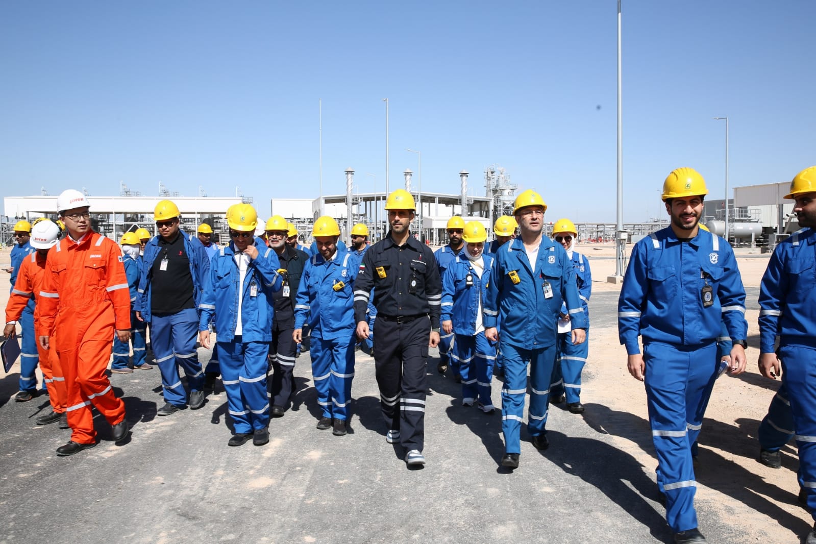 الرئيس التنفيذي لمؤسسة البترول يتفقد مشروع الإنتاج الجوراسي