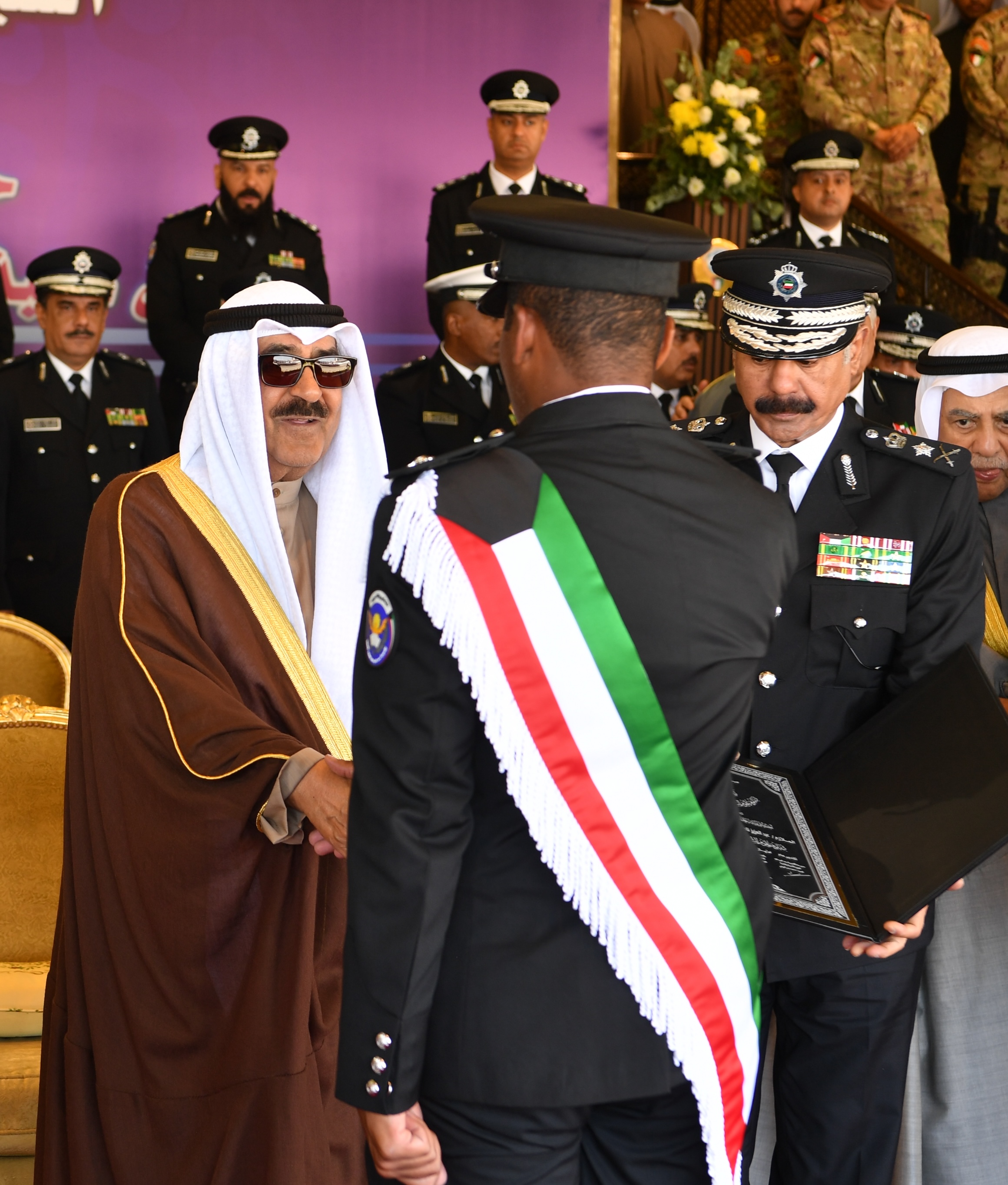 حضرة صاحب السمو أمير البلاد الشيخ مشعل الأحمد الجابر يسلم أحد المتفوقين من الخريجين شهادته