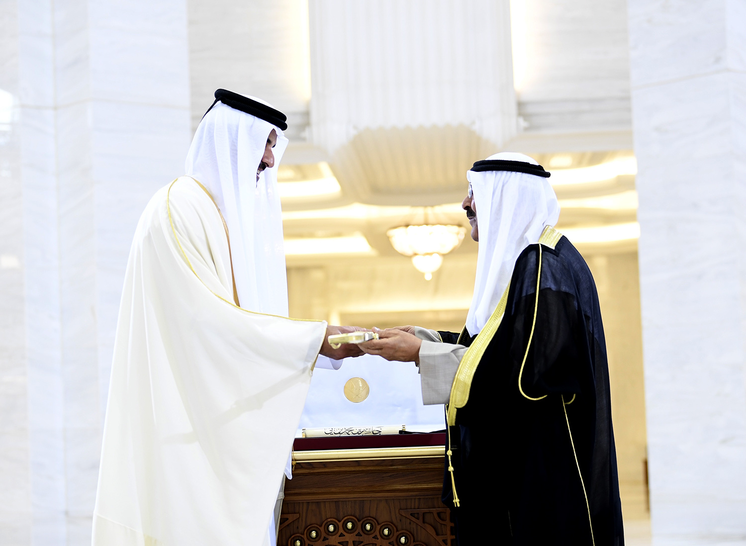 أمير دولة قطر يهدي سمو أمير البلاد (سيف المؤسس الشيخ جاسم بن محمد بن ثاني) أرفع الأوسمة القطرية