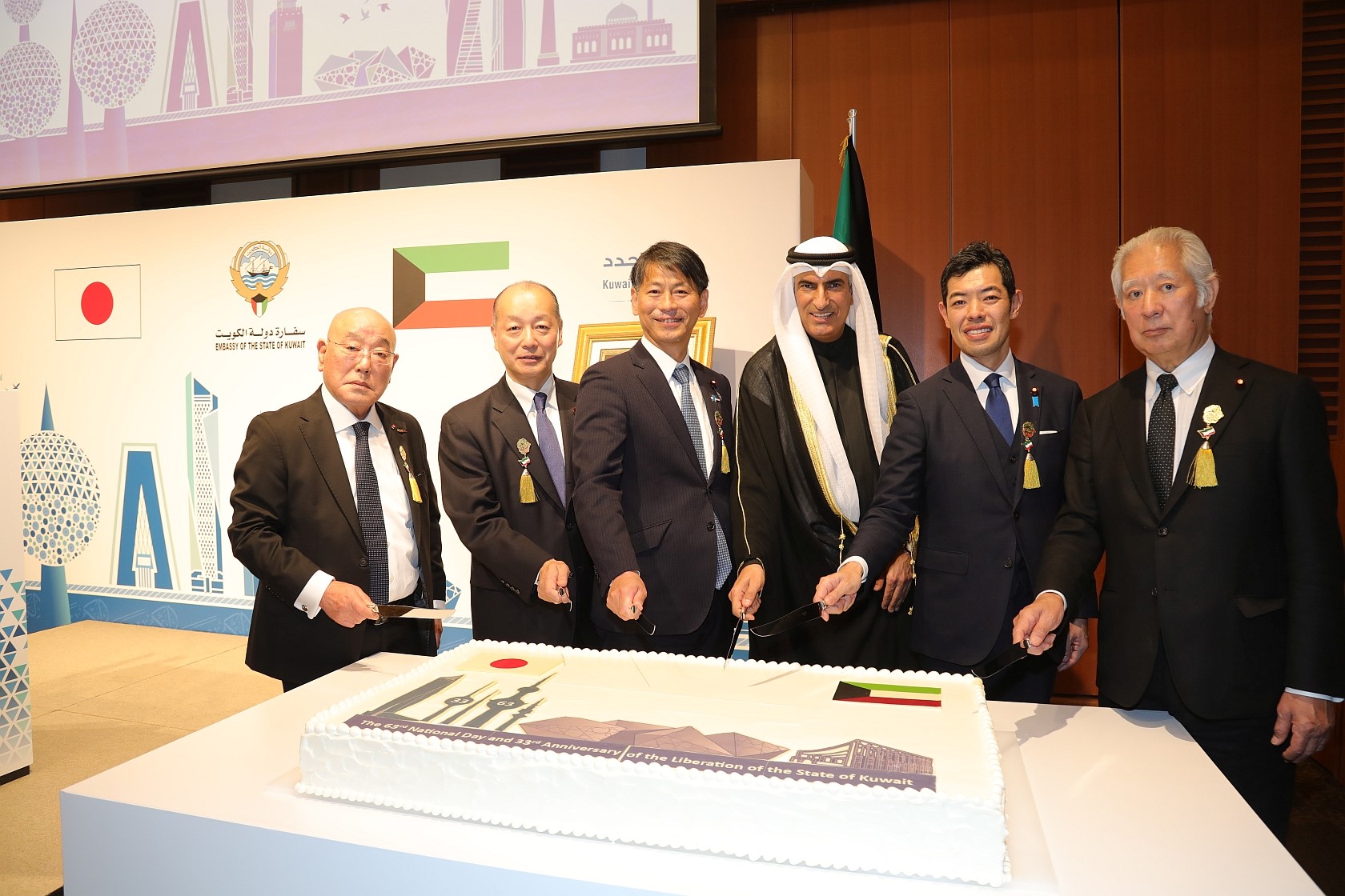 Kuwaiti Ambassador Sami Al-Zamanan and Japanese State  Minister for Foreign Affairs Tsuji