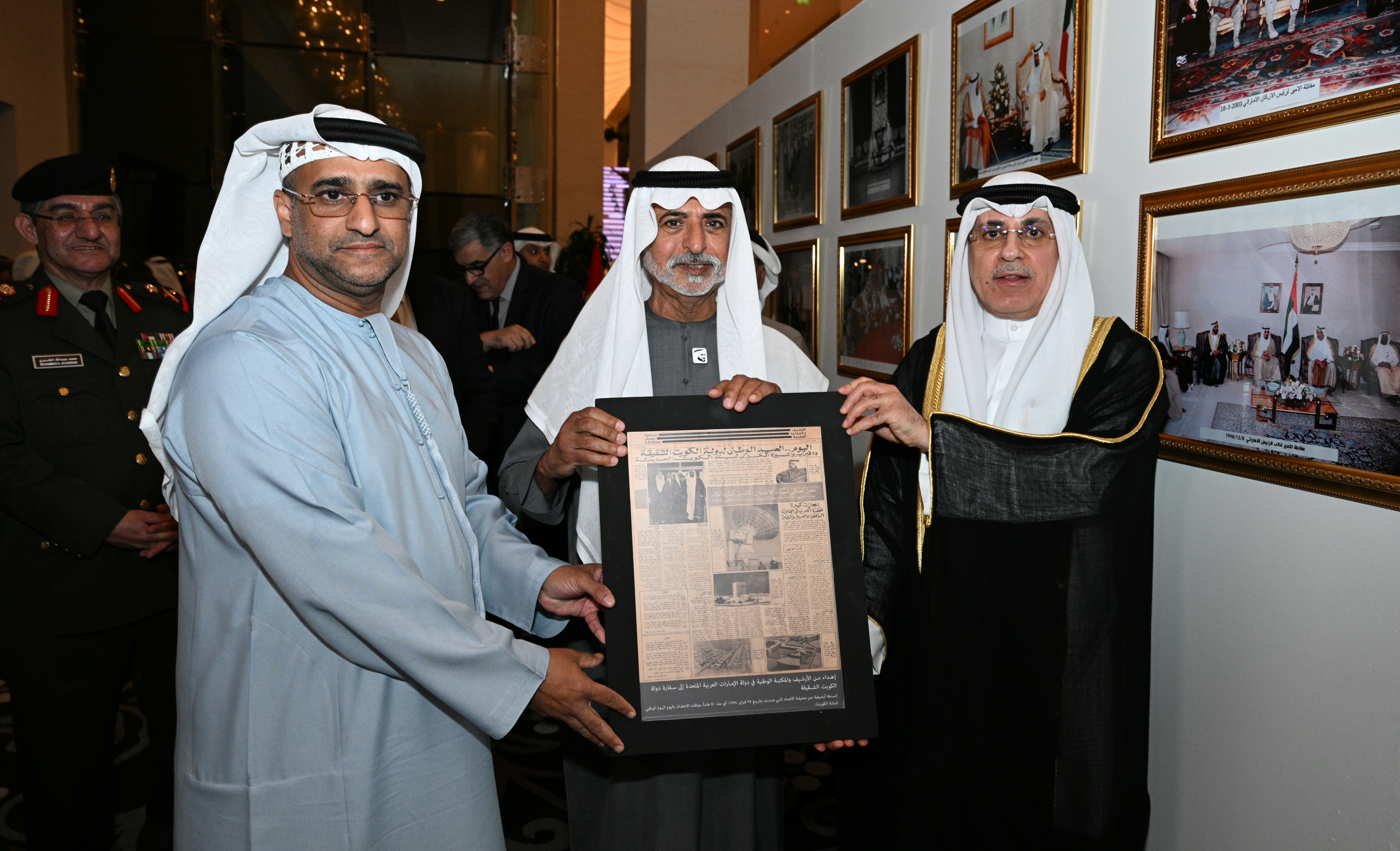 وزير التسامح والتعايش الشيخ نهيان بن مبارك آل نهيان مع السفير الكويتي لدى الإمارات أثناء معرض الصور المصاحب للاحتفال