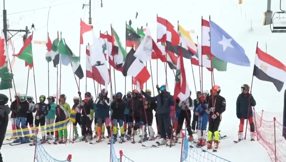 متزلجون يرفعون اعلام الدول العربية