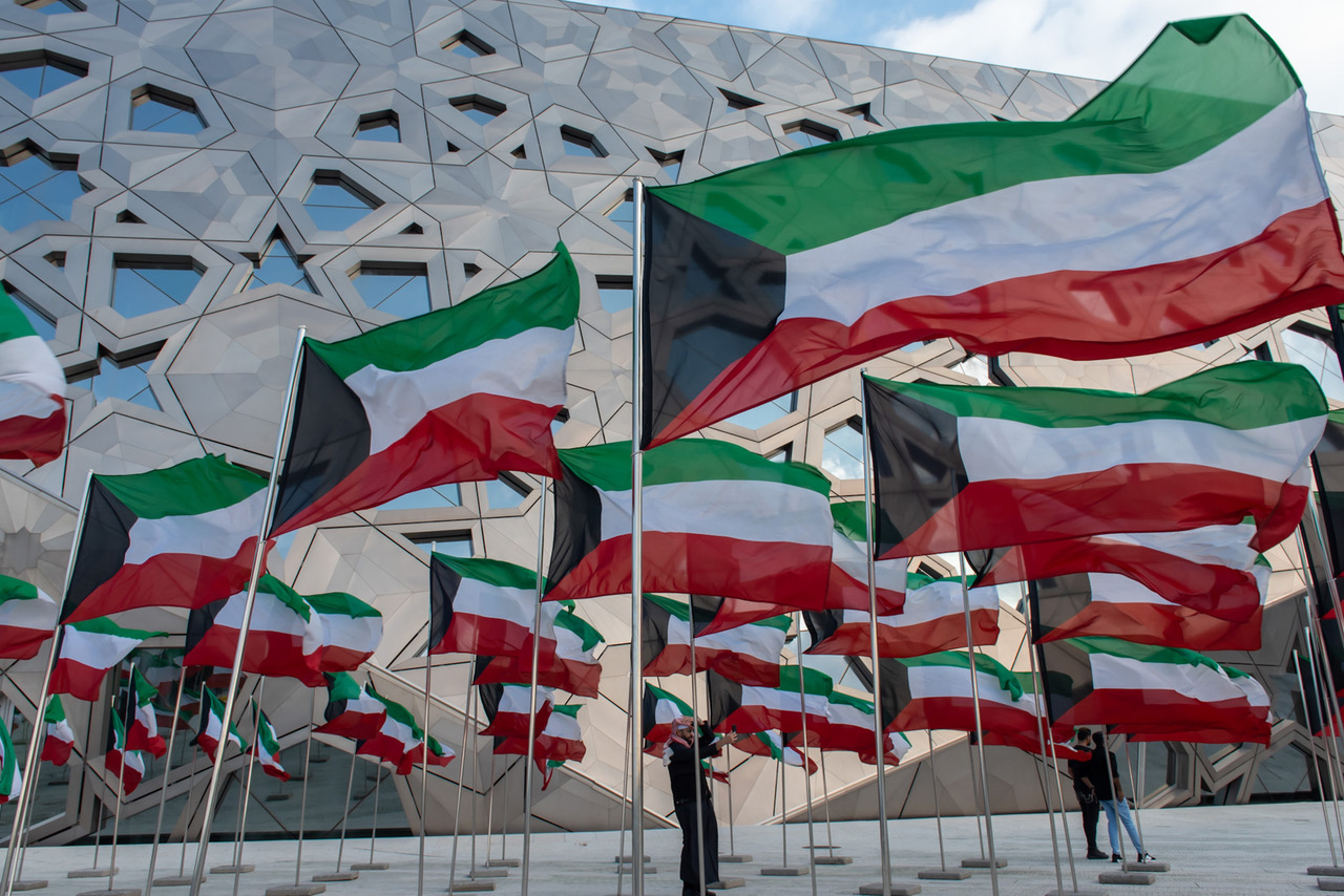 Sheikh Jaber Center adornes with fluttering flags for Nat'l Day