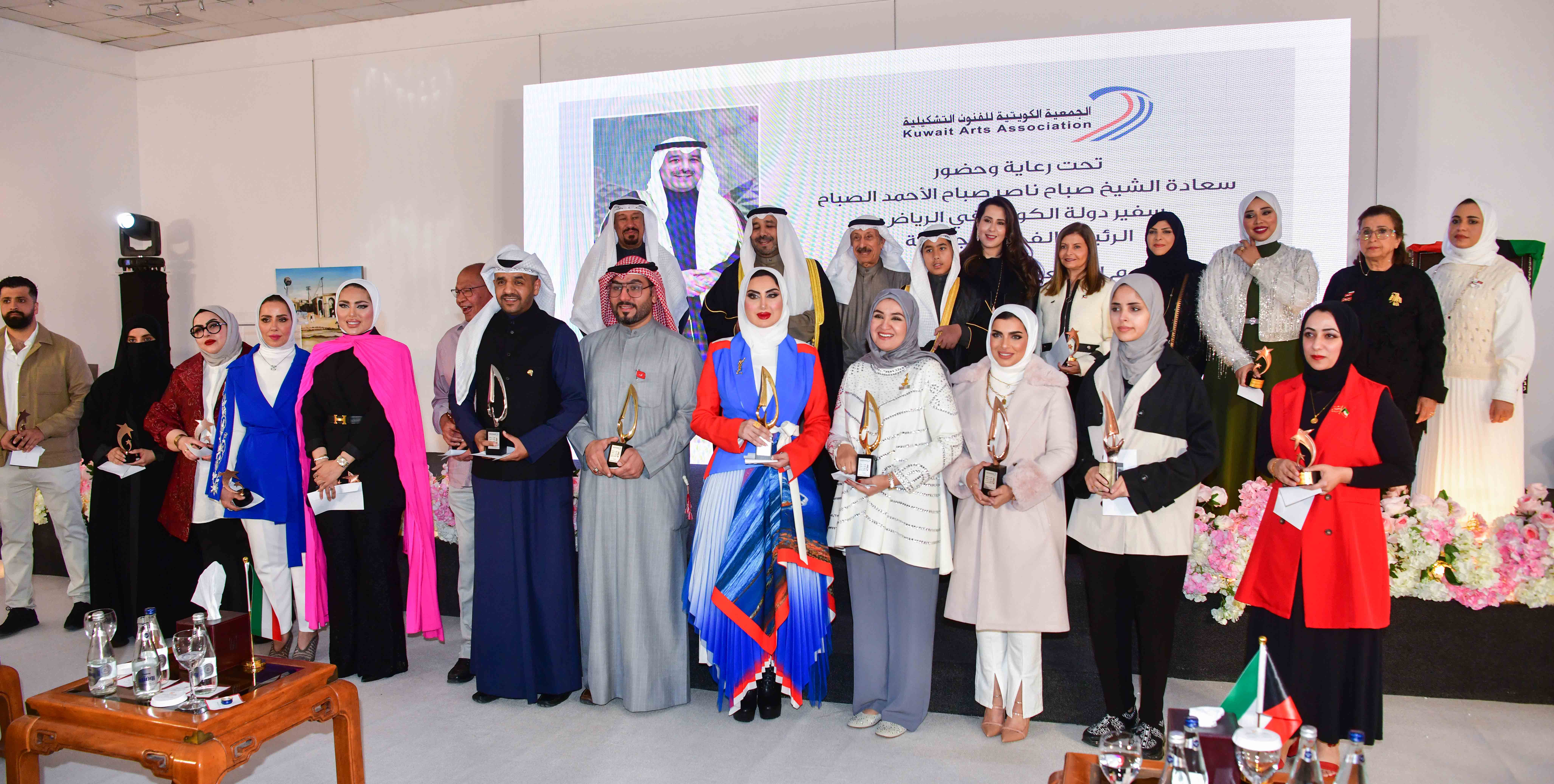صورة جماعية للفائزين بمهرجان الكويت للإبداع التشكيلي في الجمعية الكويتية للفنون التشكيلية