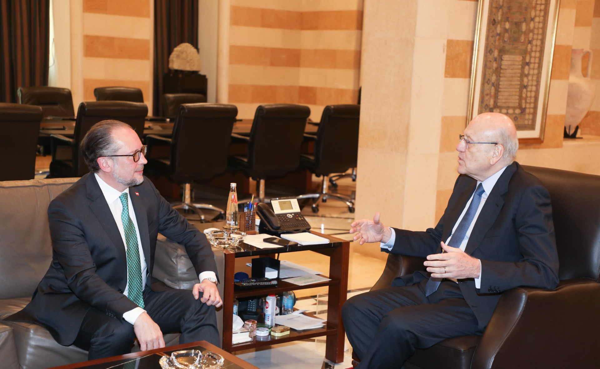 رئيس الحكومة اللبنانية يلتقي مع وزير خارجية النمسا