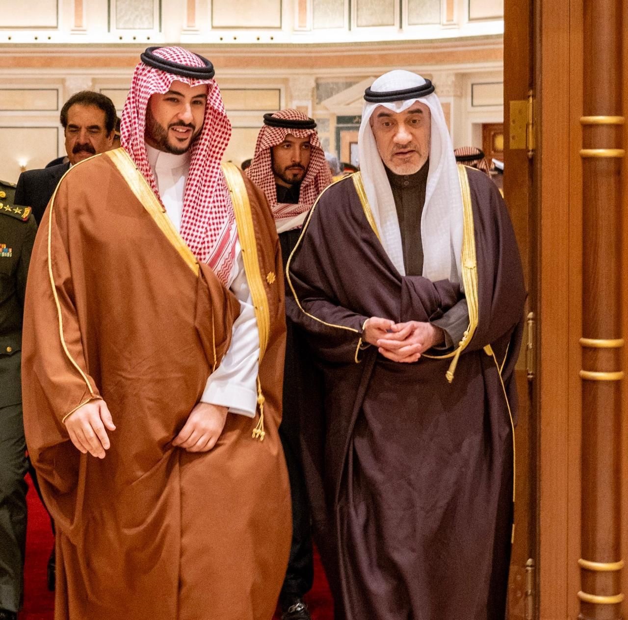 وزير الدفاع الشيخ فهد يوسف سعود الصباح مع وزير الدفاع السعودي الأمير خالد بن سلمان