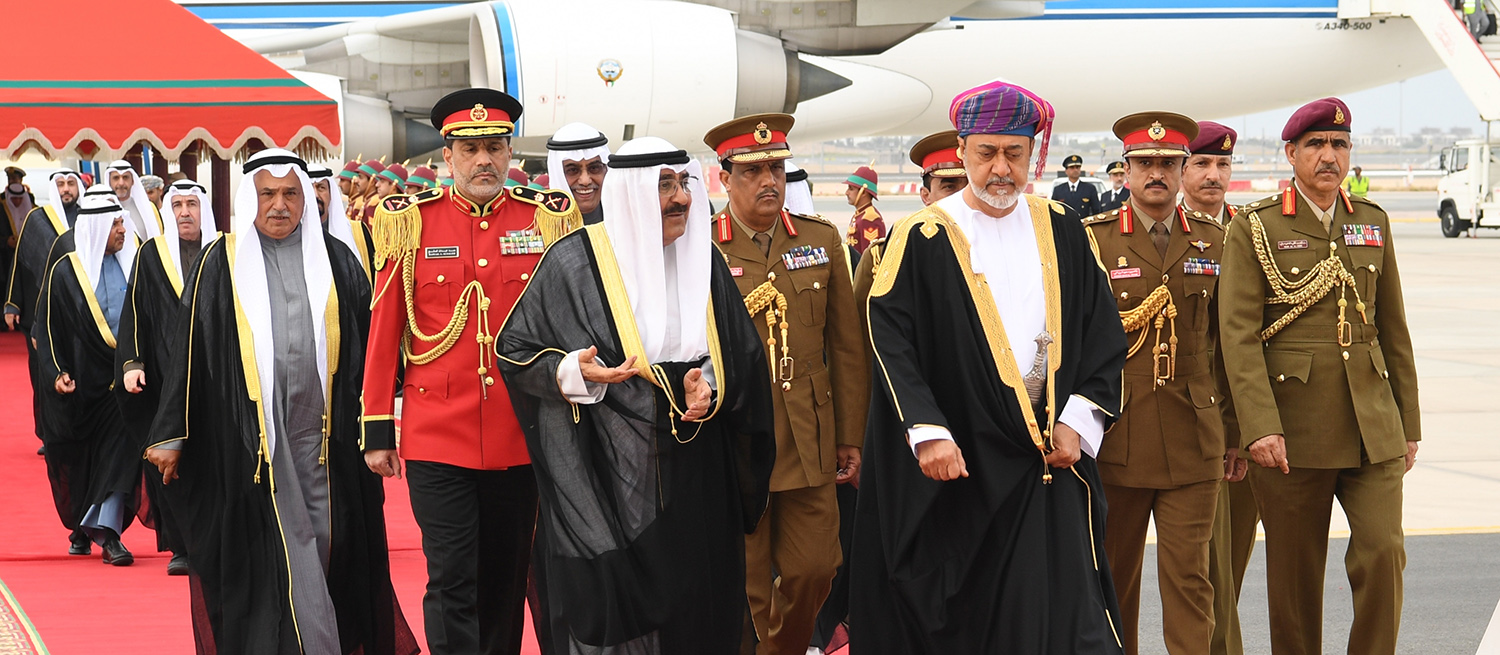 سمو أمير البلاد يصل إلى سلطنة عمان في زيارة دولة