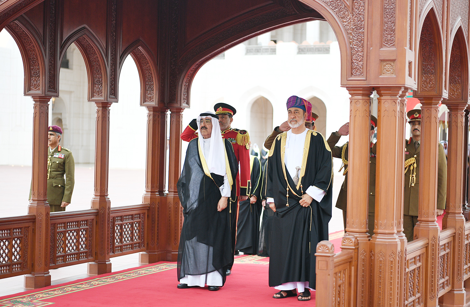 مراسم استقبال رسمية لسمو أمير البلاد بقصر العلم في سلطنة عمان