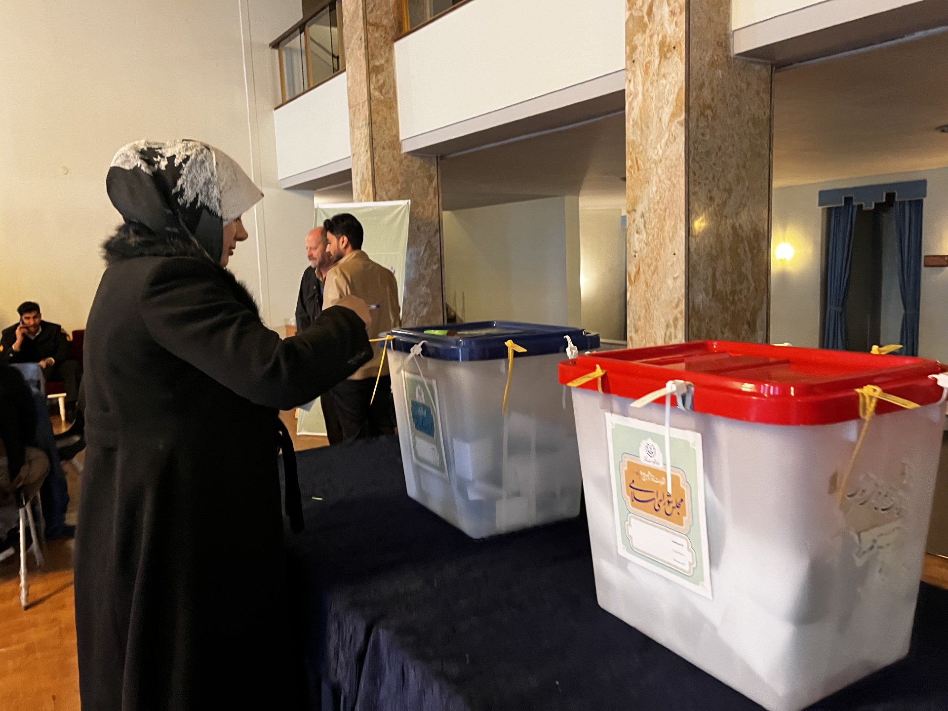 ناخبة إيرانية تقترع في انتخابات مجلس الشورى ومجلس خبراء القيادة