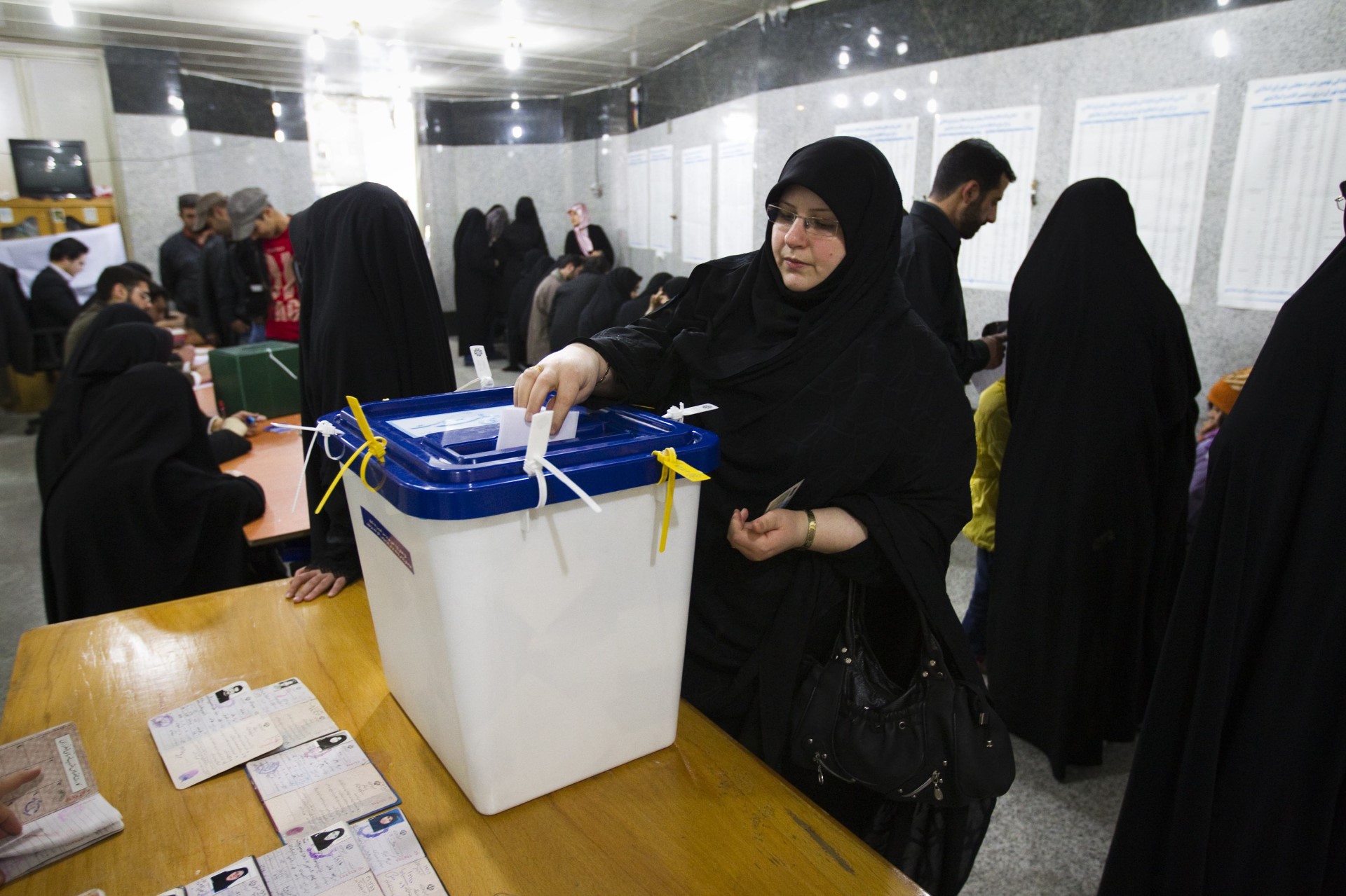 بدء الاقتراع في انتخابات مجلس الشورى الإسلامي ومجلس خبراء القيادة في إيران
