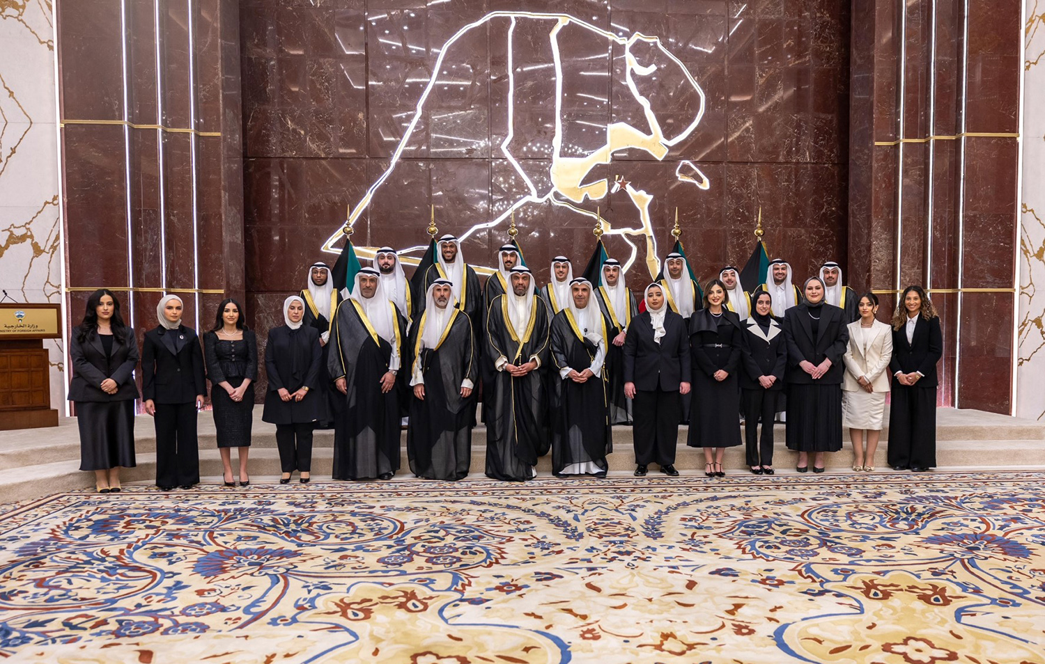 وزير الخارجية عبدالله اليحيا متوسطا عدد من الملحقين الدبلوماسيين