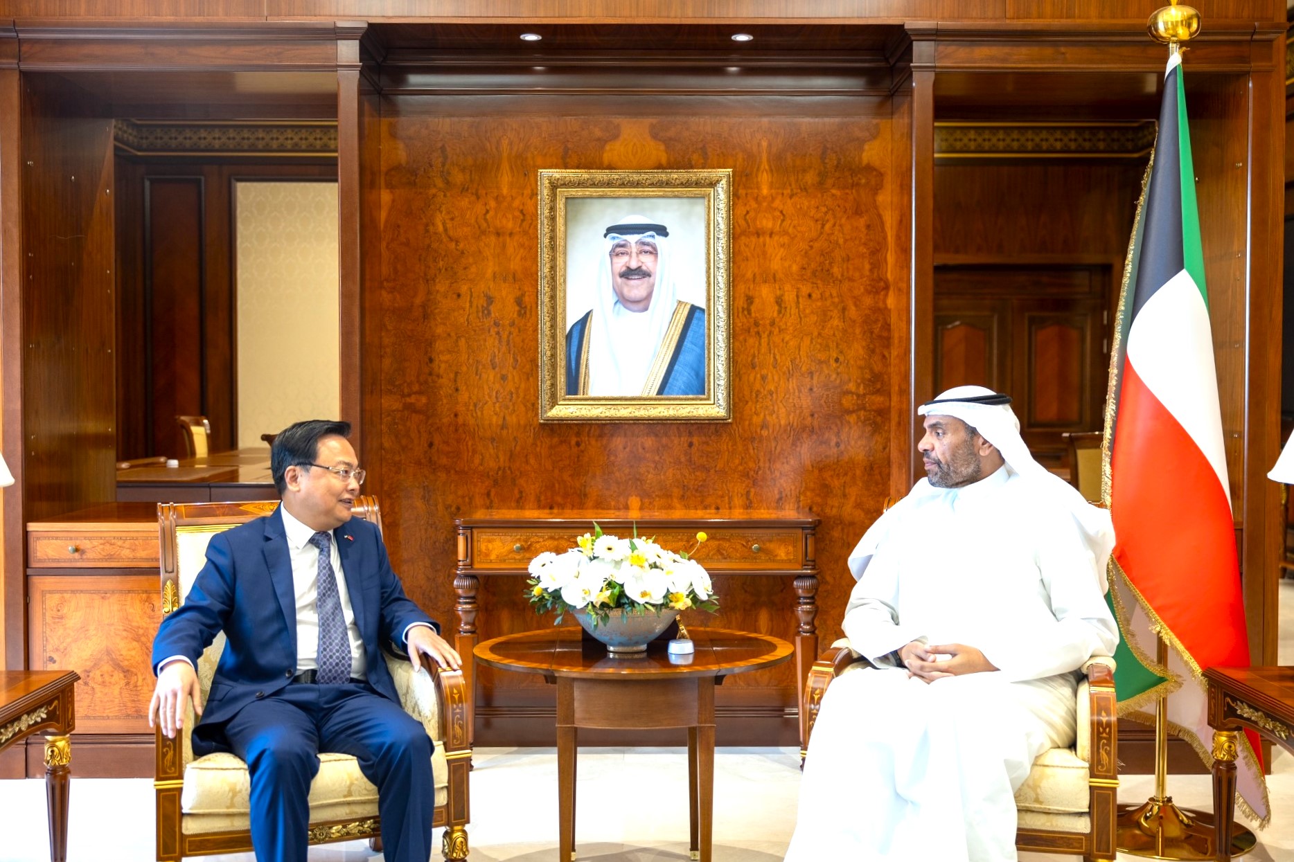Foreign Minister Abdullah Al-Yahya receives Chinese Ambassador to Kuwait Zhang Jianwei