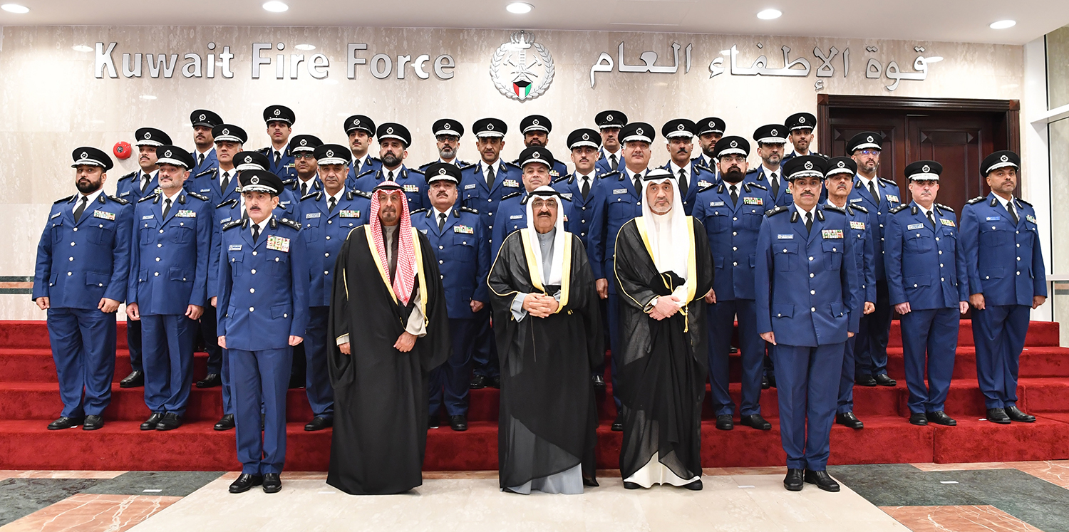 سمو أمير البلاد يقوم بزيارة إلى رئاسة قوة الإطفاء العام
