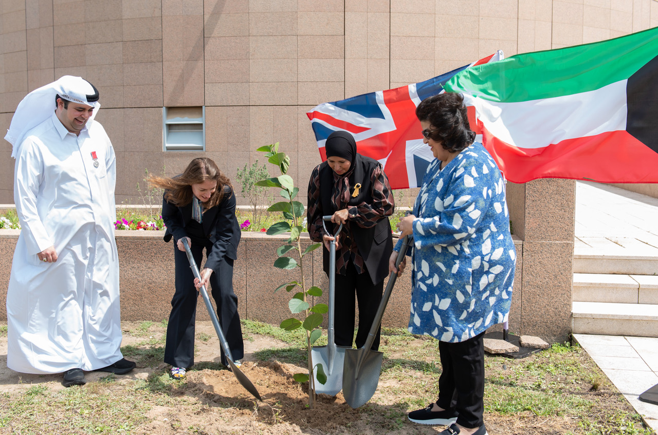 غرس شجرة الشراكة الكويتية البريطانية في حديقة مكتبة الكويت الوطنية