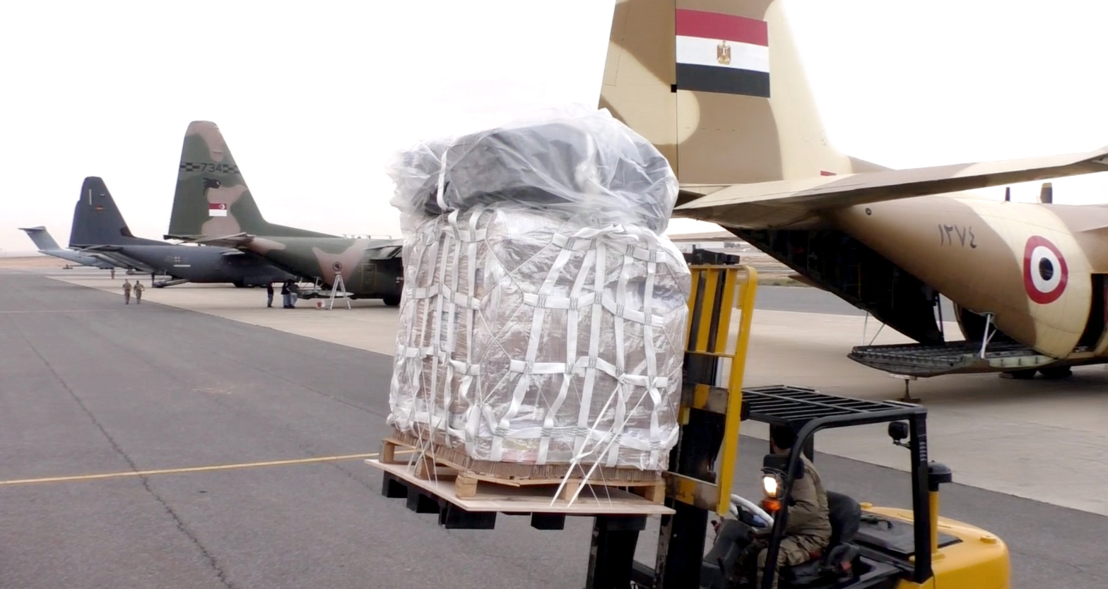 Les forces aériennes égyptiennes et émiraties effectuent un parachutage d'aides humanitaires sur Gaza