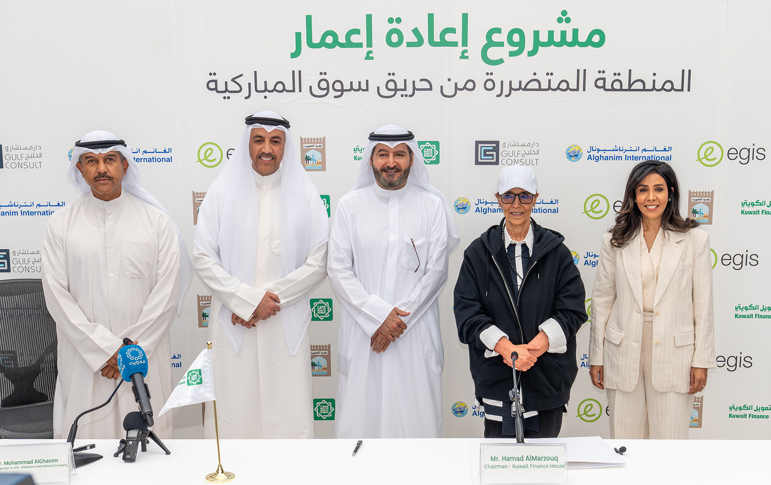 رئيسة فريق العمل التطوعي الشيخه أمثال الأحمد مع الوزيرة وممثلي الجهتين الموقعتين على العقد