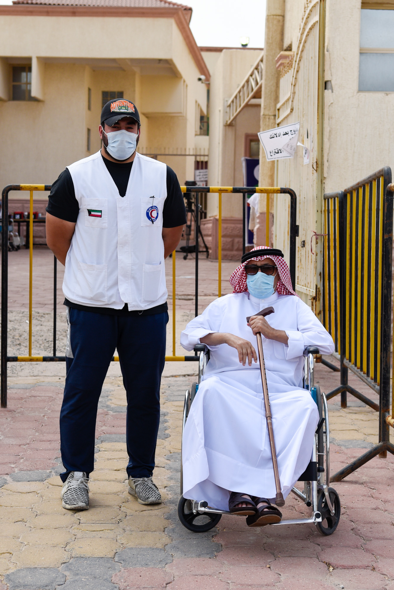 متطوع من الهلال الأحمر الكويتي خلال مساعدة الناخبين في انتخابات سابقة