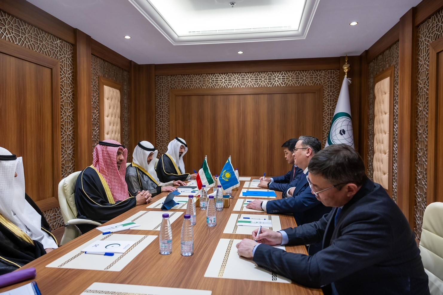 وزير الخارجية عبدالله اليحيا خلال الاجتماع مع وزير خارجية كازاخستان مراد نورتليو